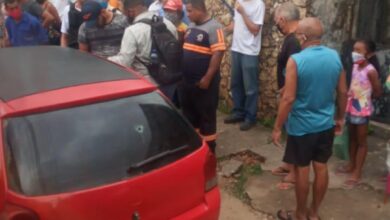 Veículo ficou cravado de bala
