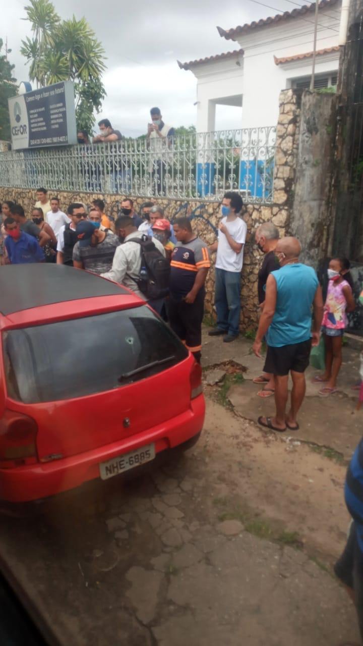 Veículo ficou cravado de bala