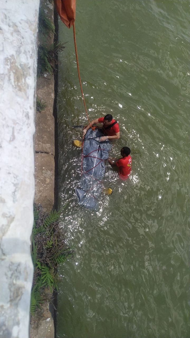 Corpo sendo retirado do mar