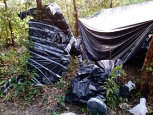 Peças embaladas ficavam armazenadas ao lado de tendas improvisadas