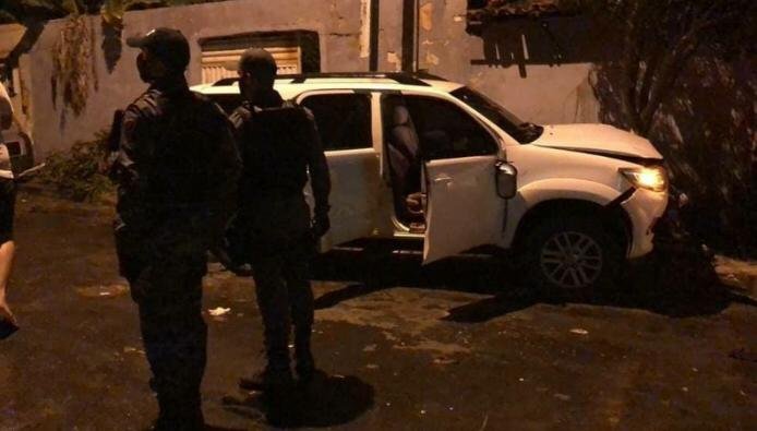 Caminhonete colidiu com outros carros após condutor ser baleado