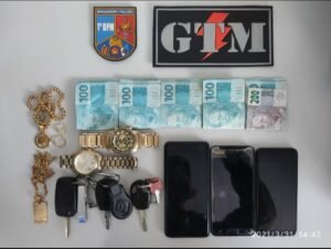 Dinheiro e celulares recuperados