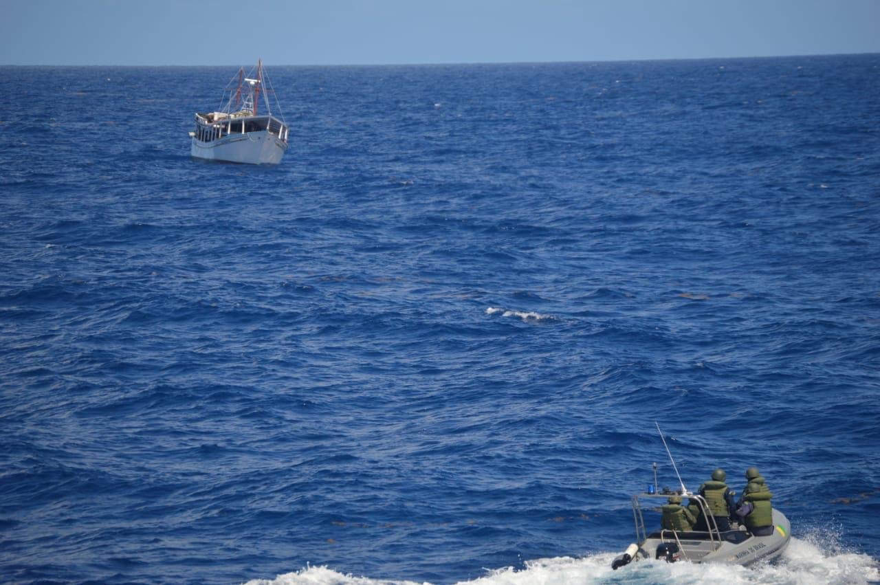 Marinha apreende embarcação estrangeira em pesca ilegal