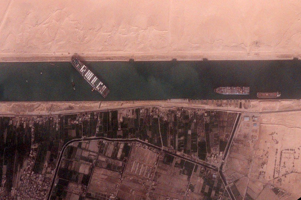 Meganavio encalhado no Canal de Suez entenda as consequências para a economia
