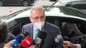 'Ministro da Saúde executa a política do governo', diz Queiroga ao chegar a reunião com Pazuello
