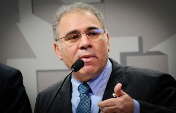 'Ministro da Saúde executa a política do governo', diz Queiroga ao chegar a reunião com Pazuello