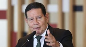 Mourão diz que Lula não vence a eleição porque é 'um político velho