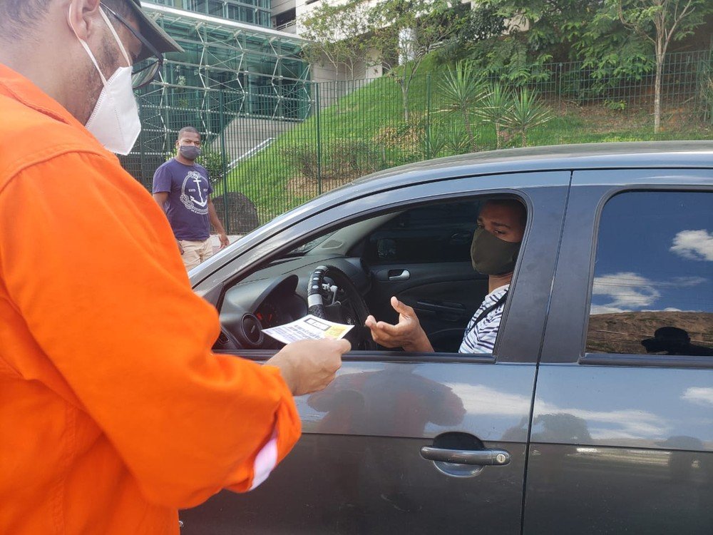 Protesto contra a alta da gasolina distribui cupons de desconto para abastecimento em Vitória