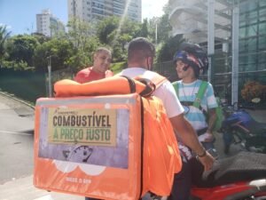 Protesto contra a alta da gasolina distribui cupons de desconto para abastecimento em Vitória