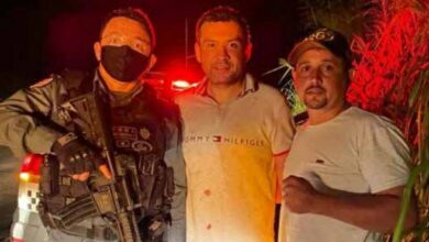 Médico identificado como Dr. Gouveia ao lado de policiais