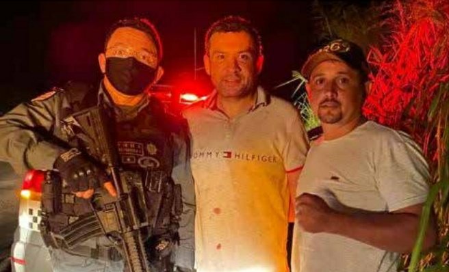 Médico identificado como Dr. Gouveia ao lado de policiais