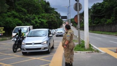 Trânsito na Avenida Jerônimo de Albuquerque é alterado após tubulação de esgoto romper