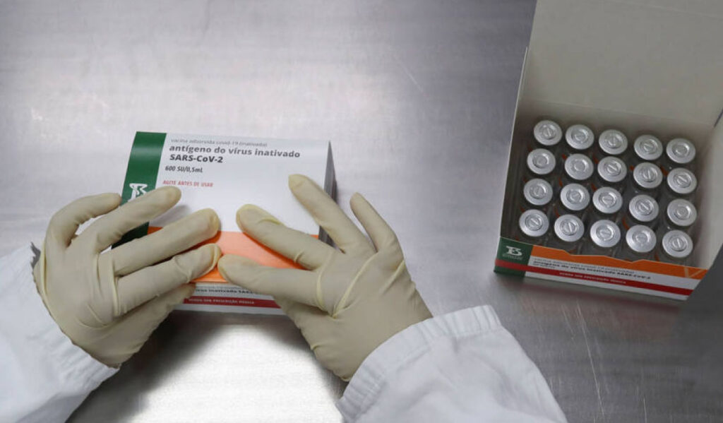 Vacinados contra a covid no Brasil chegam a 12,793 milhões, 6% da população