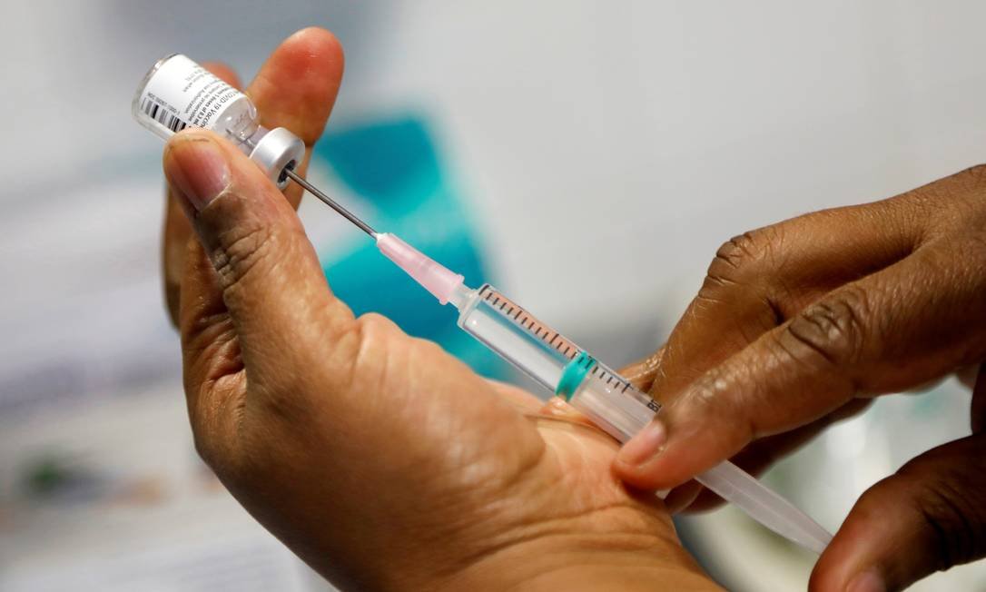 Vacinas de Oxford e da Pfizer são eficazes contra variante brasileira do coronavírus identificada em Manaus, aponta estudo preliminar