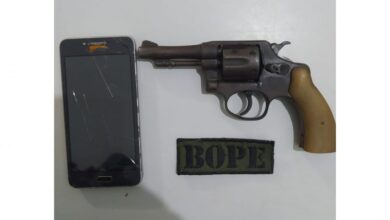 Arma de fogo apreendida em posse da dupla