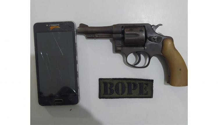 Arma de fogo apreendida em posse da dupla