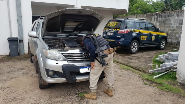 Policial fazendo vistoria no veículo constatou suspeitas