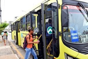 Ônibus circularam normalmente na segunda-feira (15)