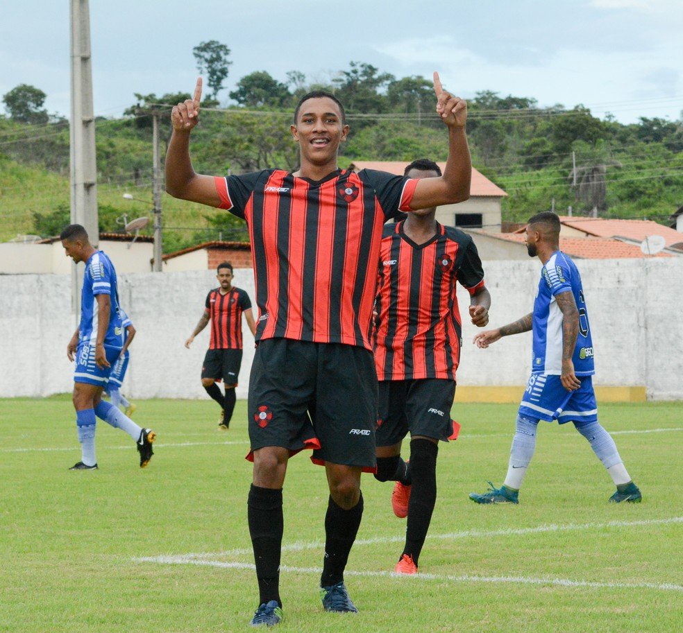 Moto Club goleia e reassume a ponta da tabela