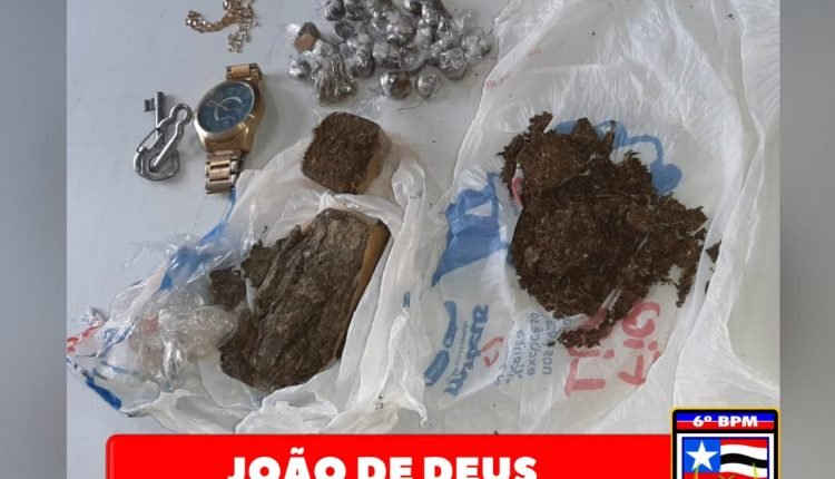 Maconha apreendida com os suspeitos