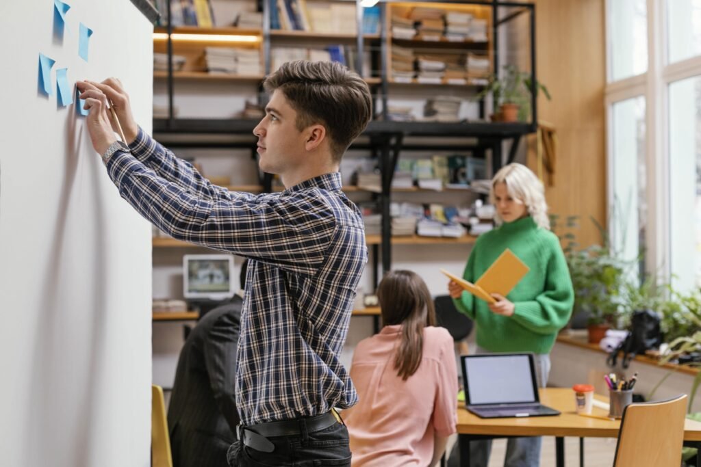 Pessoas trabalhando em um escritório