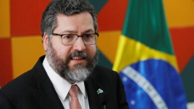 Ernesto Araújo entrega o cargo