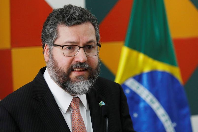 Ernesto Araújo entrega o cargo