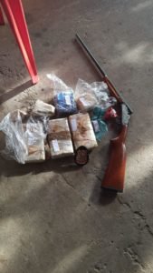 Agentes encontraram armas e dinheiro
