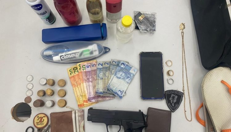 Simulacro de arma de fogo e objetos pessoais das vítimas