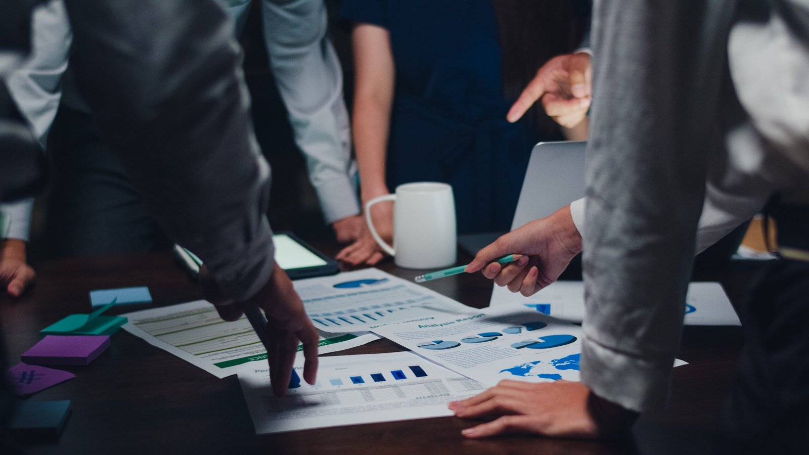 Equipe analisando dados e gráficos