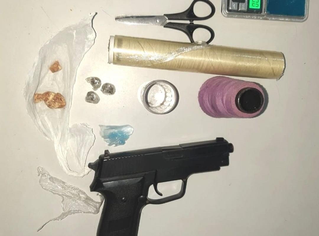 Entorpecente apreendido junto com uma arma de falsa
