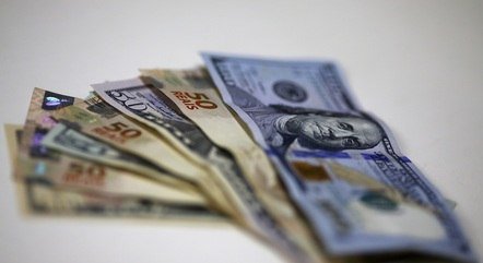 Dólar fecha a R$ 5,71 influenciado por impasse no Orçamento