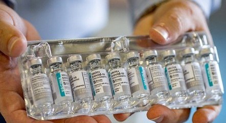 Fiocruz promete novo turno para produzir 1,2 mi de vacinas por dia