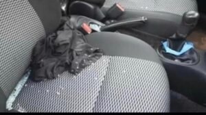 Estilhaços de vidro ficaram espalhados dentro do carro do policial 