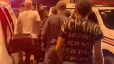 Zagueiro Paulo Sérgio (de branco) sendo conduzido pela PM após clássico