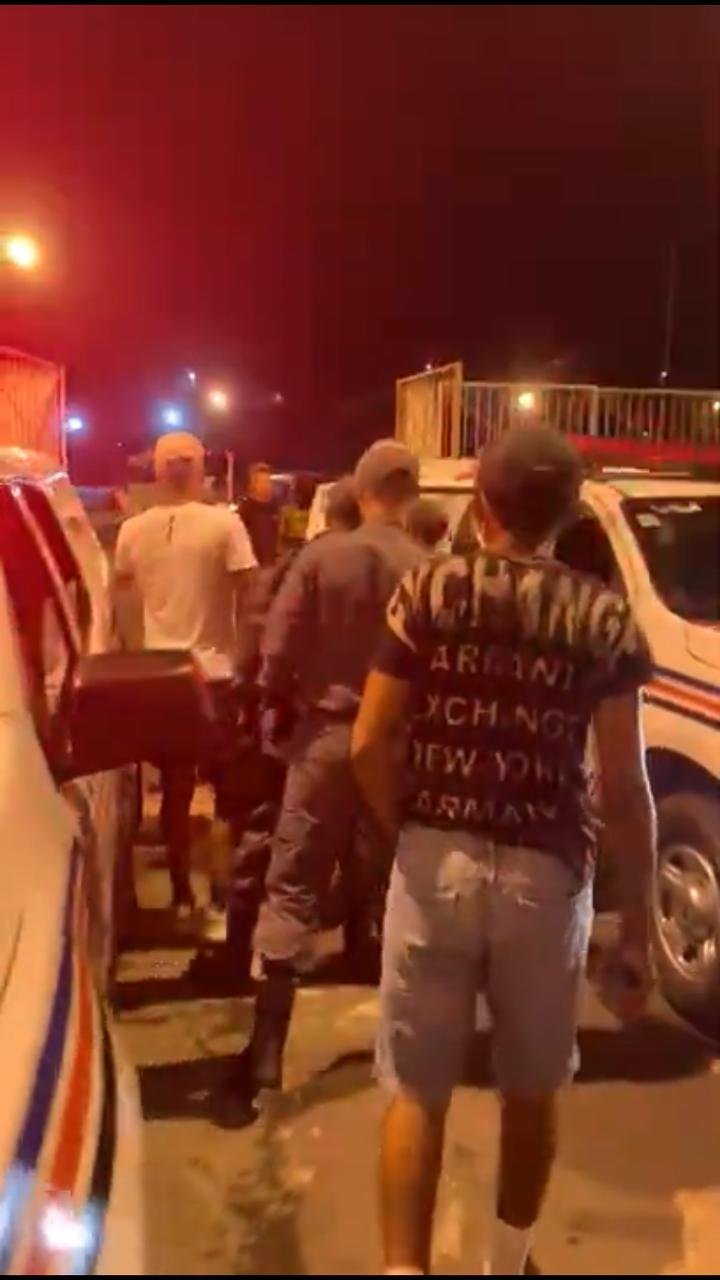 Zagueiro Paulo Sérgio (de branco) sendo conduzido pela PM após clássico