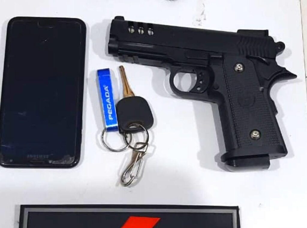 Simulacro apreendido com o suspeito