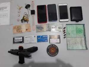 A Polícia Militar encontrou com os suspeitos um pistola .40 e celulares roubados (divulgação)