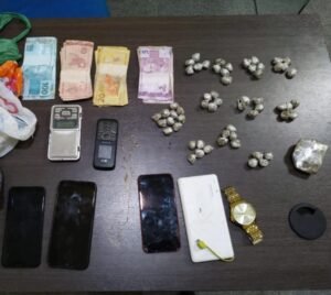 Entorpecentes, balança de precisão e celulares apreendidos na casa de um dos acusados