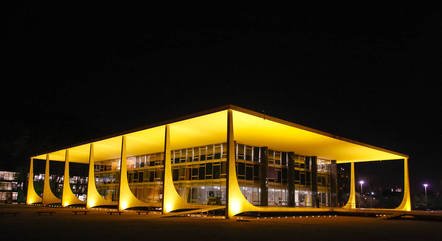 Obrigar escolas a ter Bíblia é inconstitucional, decide STF