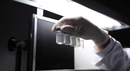 Por falta de matéria-prima, SP interrompe produção da CoronaVac