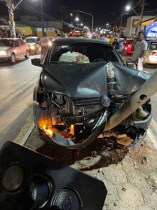 Carro fico completamente destruído