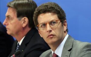 Após críticas contra Ricardo Salles, Bolsonaro mantém ministro no posto