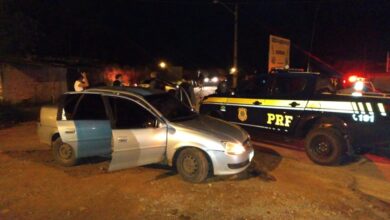 Momento da prisão dos suspeitos e apreensão do veículo