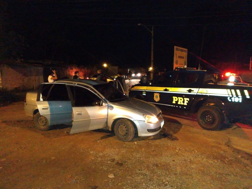 Momento da prisão dos suspeitos e apreensão do veículo