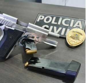 Pistola, carregadores e munições apreendidas (Foto divulgação)