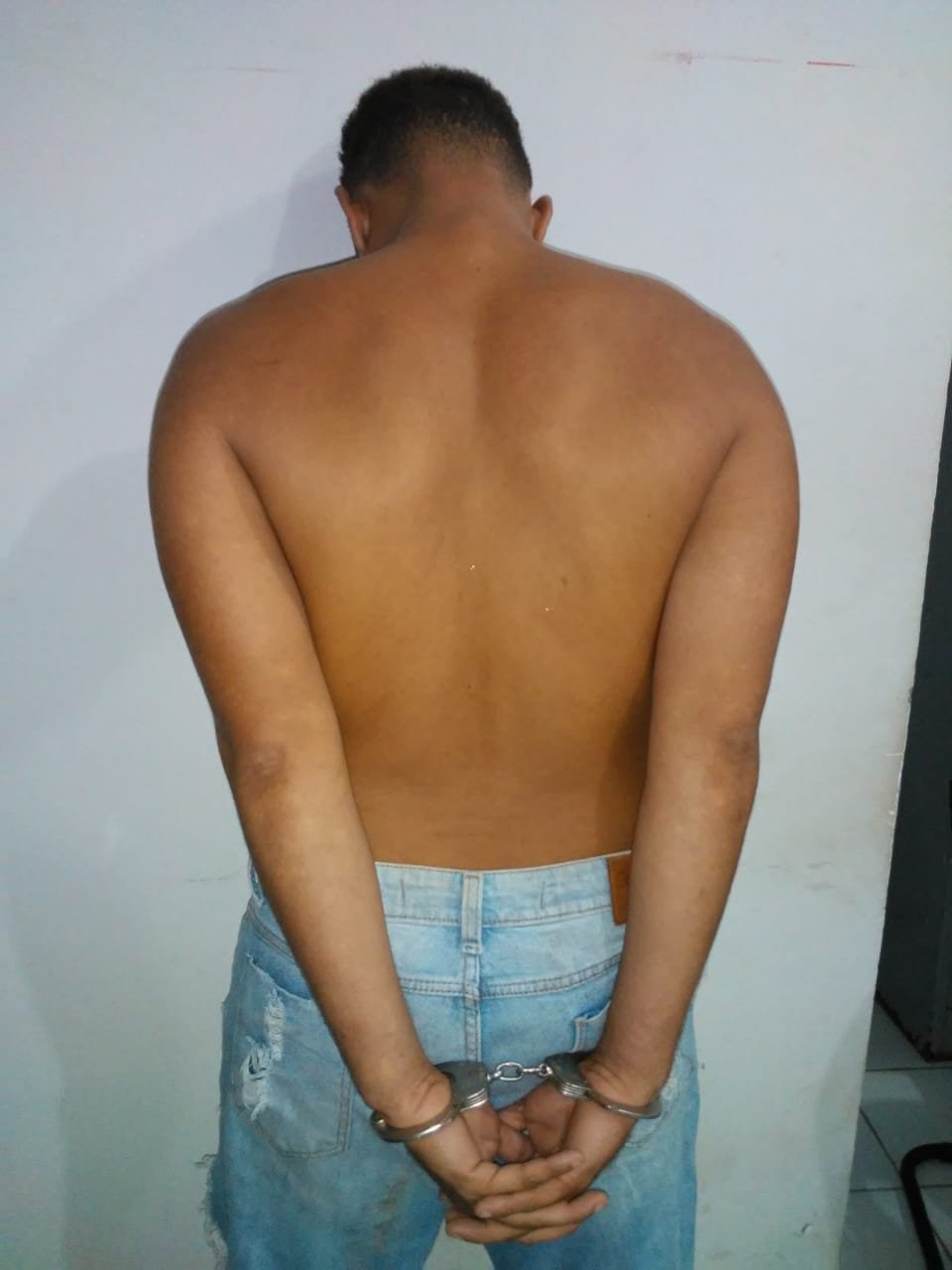 Jovem de 24 anos foi flagrado com menor e entorpecentes prontos para venda (Foto divulgação PCMA)