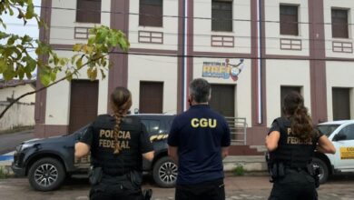 Policiais federais fazem buscas na sede da Prefeitura de Brejo, no leste Maranhense (Foto divulgação da PF)