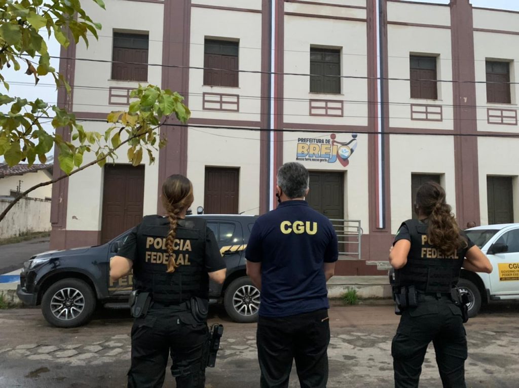 Policiais federais fazem buscas na sede da Prefeitura de Brejo, no leste Maranhense (Foto divulgação da PF)