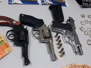 Arma de fogo e munições apreendidas (reprodução)